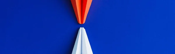 Flache Lage mit weißen und roten Papierfliegern auf blauem Hintergrund, Führungskonzept, Panoramaaufnahme — Stockfoto