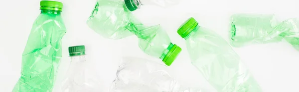 Orientamento panoramico delle bottiglie di plastica stropicciata sulla superficie bianca, concetto di ecologia — Foto stock