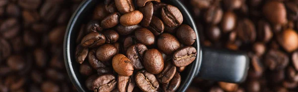 Top view of fresh roasted coffee beans in cup, panoramic shot — Stock Photo