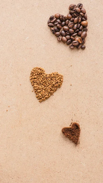 Draufsicht auf Herzen aus Kaffee auf beiger Oberfläche — Stockfoto