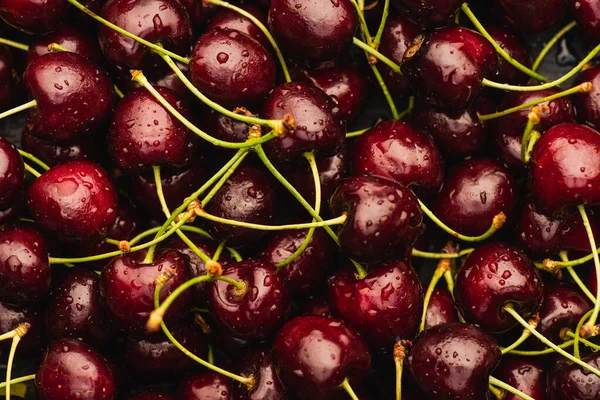 Vue de dessus des cerises douces mûres humides avec des gouttes d'eau — Photo de stock