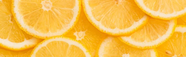 Draufsicht auf aufgeschnittene frische und reife gelbe Zitronen, Panoramaaufnahme — Stockfoto