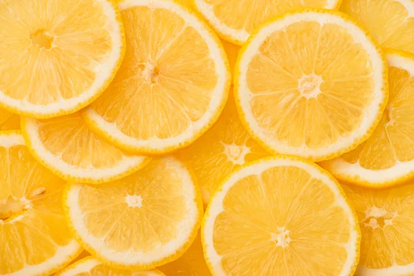 Draufsicht auf aufgeschnittene frische und reife gelbe Zitronen — Stockfoto
