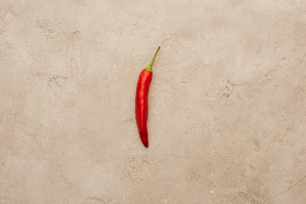 Vista dall'alto del peperoncino rosso sulla superficie di cemento beige — Foto stock