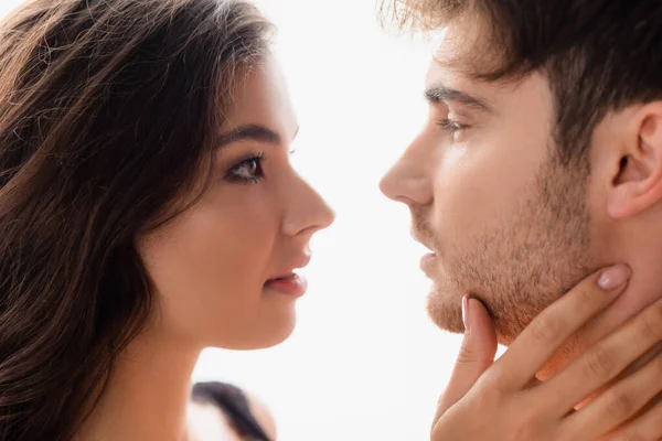 Vue latérale de la femme et de l'homme se regardant isolés sur blanc — Photo de stock