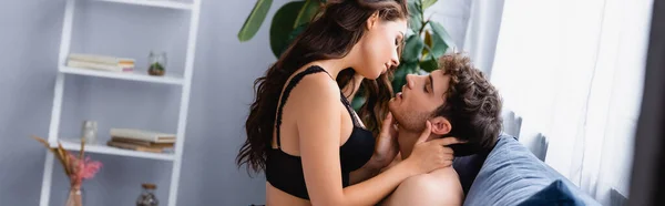 Website-Header von Frau berührt muskulösen Mann im Schlafzimmer — Stockfoto