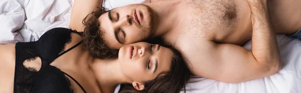 Concepto panorámico de hombre y mujer sin camisa con los ojos cerrados durmiendo en la cama en casa — Stock Photo