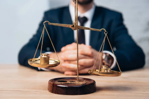 Foyer sélectif de balances d'or près avocat avec les mains serrées — Photo de stock