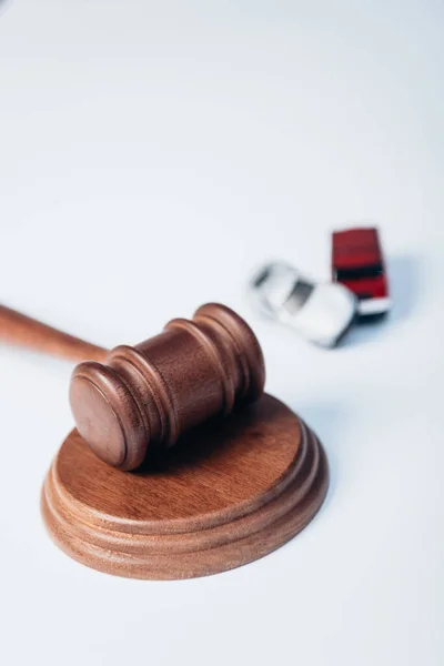 Selective focus of wooden gavel near toy cars on white, insurance concept — Stock Photo