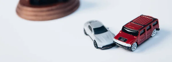 Tiro panorâmico de carros de brinquedo em branco, conceito de seguro — Fotografia de Stock