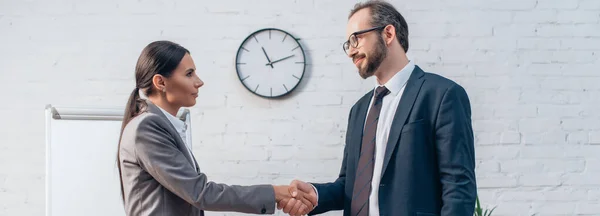 Panoramaaufnahme von Anwälten in Anzügen beim Händeschütteln im Büro — Stockfoto