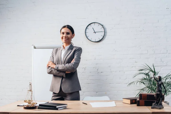 Avocat en tenue de cérémonie debout avec les bras croisés au bureau — Photo de stock