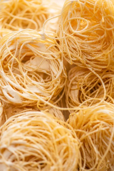 Nahaufnahme von rohen italienischen Capellini mit Mehl — Stockfoto