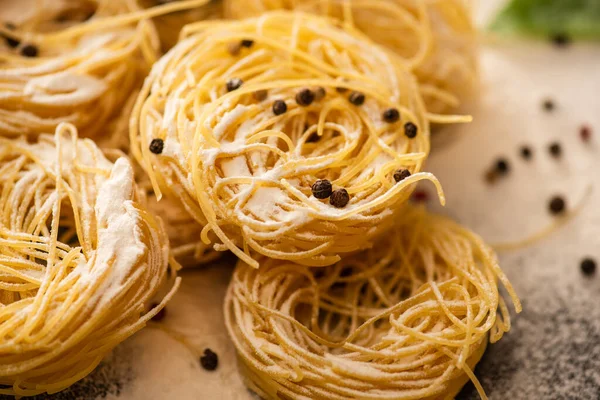 Vista ravvicinata dei Capellini italiani crudi con farina e pepe nero — Foto stock