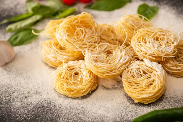 Capellini crudi italiani con farina e pepe nero — Foto stock