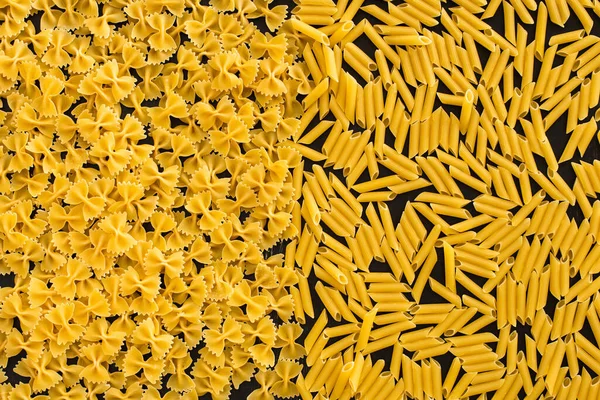 Vista dall'alto penne crude e farfalle — Foto stock