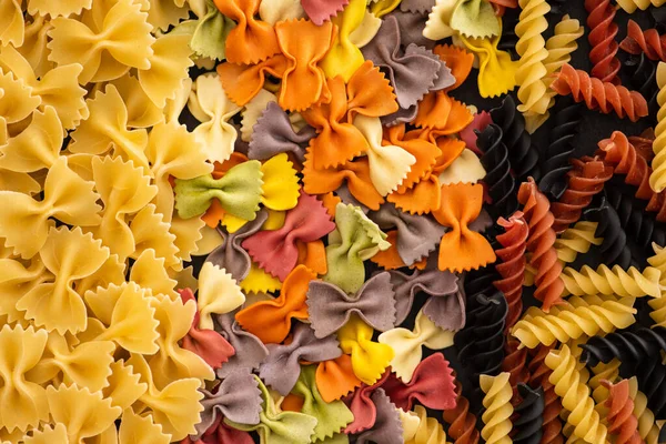 Vista superior de várias massas italianas coloridas cruas — Fotografia de Stock