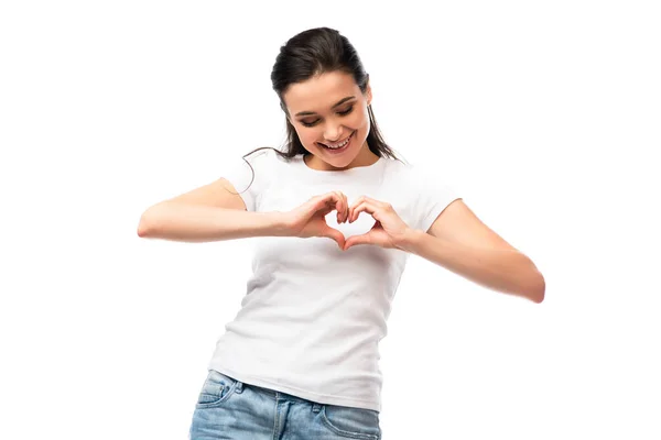 Junge Frau zeigt Herzzeichen mit isolierten Händen auf weißem Grund — Stockfoto