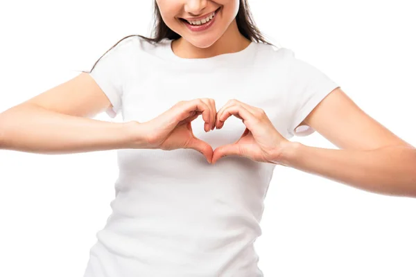 Vista ritagliata di giovane donna che mostra il segno del cuore con le mani isolate sul bianco — Foto stock