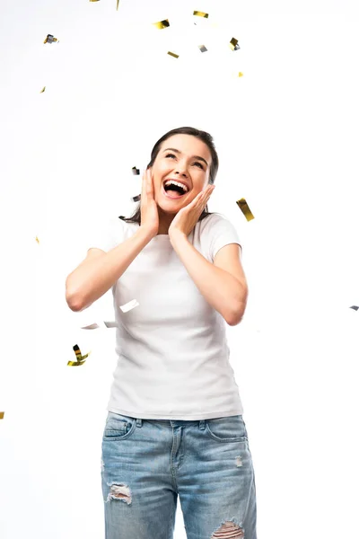 Aufgeregte Frau in weißem T-Shirt steht neben Konfetti auf weißem Grund — Stockfoto