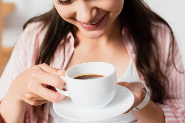 Обрезанный вид молодой женщины, держащей чашку кофе — стоковое фото