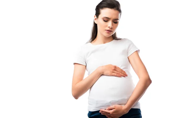 Jeune femme enceinte en t-shirt blanc toucher le ventre isolé sur blanc — Photo de stock