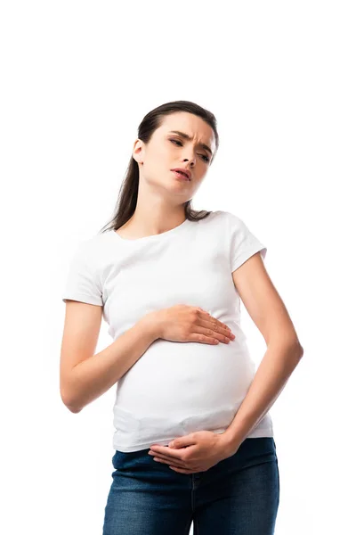 Femme enceinte fatiguée en t-shirt blanc toucher le ventre isolé sur blanc — Photo de stock