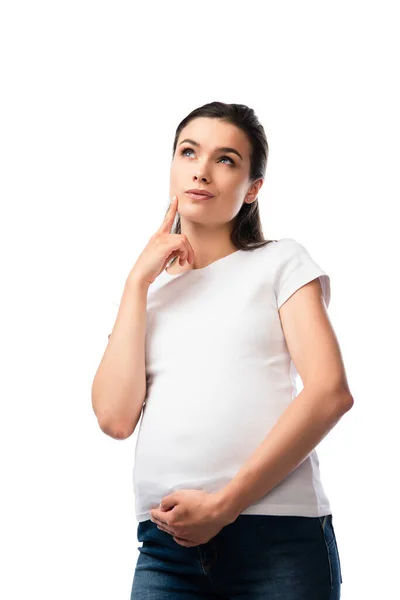 Donna incinta pensierosa in t-shirt bianca distogliendo lo sguardo isolato sul bianco — Foto stock