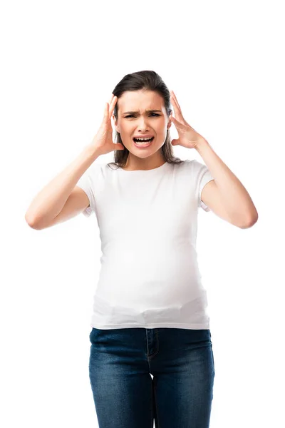 Mujer embarazada en camiseta blanca que tiene dolor de cabeza, mirando a la cámara y el gesto aislado en blanco - foto de stock