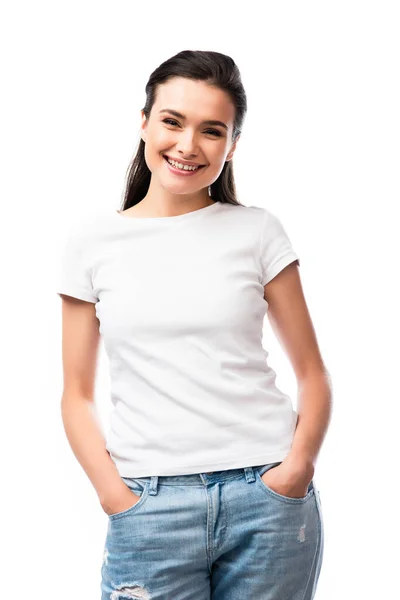 Jeune femme en t-shirt blanc debout avec les mains dans des poches isolées sur blanc — Photo de stock