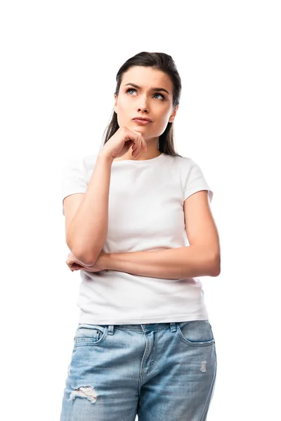 Mujer pensativa en camiseta blanca mirando hacia arriba aislado en blanco - foto de stock