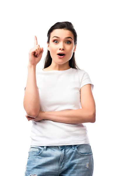 Mujer joven en camiseta blanca que tiene idea aislado en blanco - foto de stock