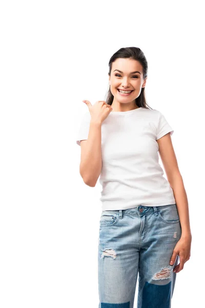 Jovem mulher em t-shirt branca e jeans mostrando polegar para cima isolado em branco — Fotografia de Stock