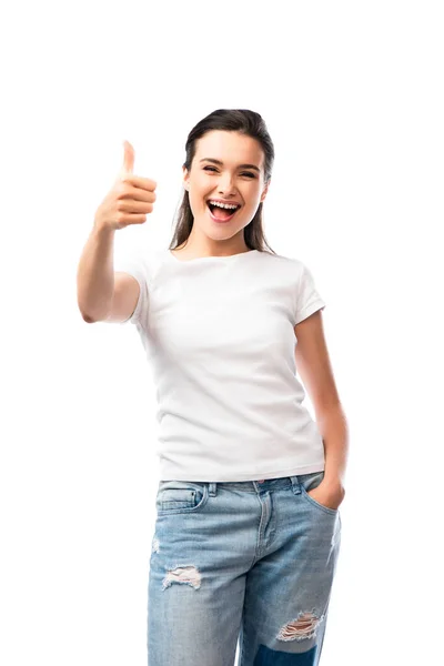 Jeune femme en t-shirt blanc et jeans debout avec la main dans la poche et montrant pouce vers le haut isolé sur blanc — Photo de stock