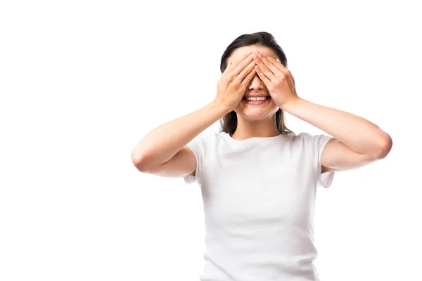 Morena mujer en camiseta blanca cubriendo ojos aislados en blanco - foto de stock