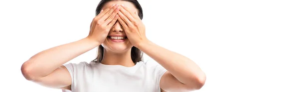 Tiro panorâmico de mulher morena em branco t-shirt cobrindo olhos isolados no branco — Fotografia de Stock