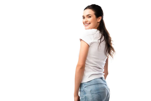 Jeune femme brune en t-shirt blanc et jeans regardant la caméra isolée sur blanc — Photo de stock