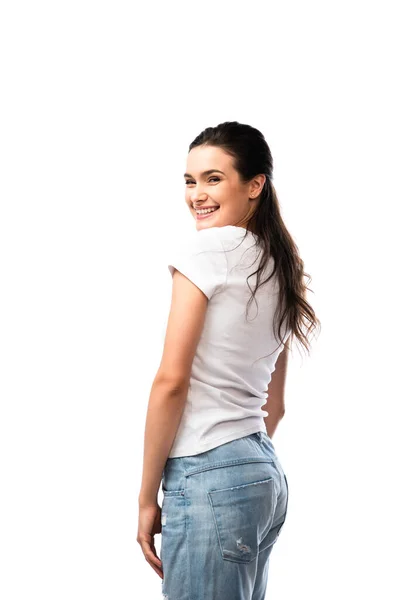 Mulher morena em camiseta branca e jeans olhando para câmera isolada em branco — Fotografia de Stock