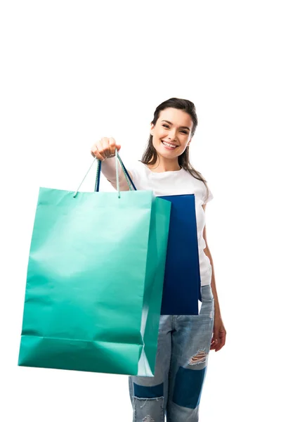 Enfoque selectivo de la joven morena sosteniendo bolsas aisladas en blanco - foto de stock