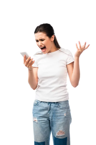 Mulher descontente gritando e segurando smartphone isolado no branco — Fotografia de Stock