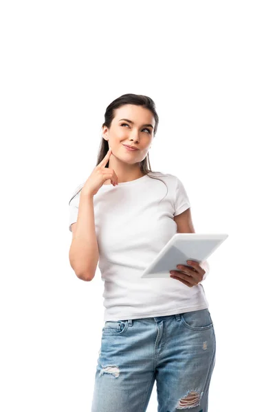 Donna bruna pensierosa in t-shirt bianca con tablet digitale isolato su bianco — Foto stock