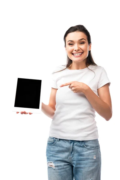 Jovem mulher em t-shirt branca apontando com o dedo para tablet digital com tela em branco isolado em branco — Fotografia de Stock