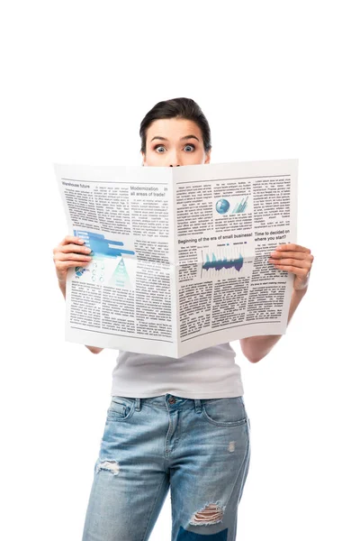 Mulher morena chocada em branco t-shirt cobrindo rosto com jornal isolado no branco — Fotografia de Stock