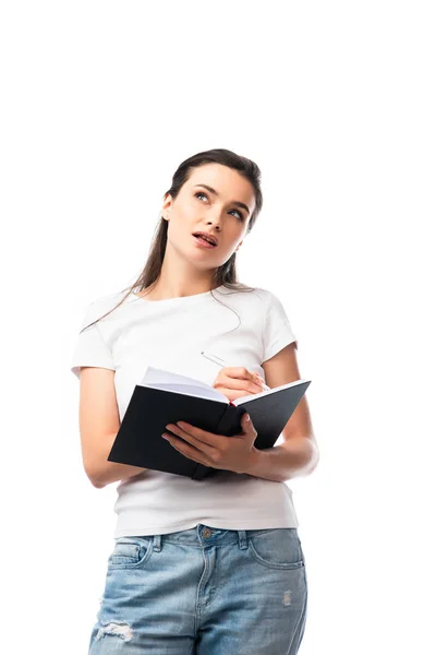 Nachdenkliche Frau im weißen T-Shirt mit Notizbuch und Stift auf weißem Hintergrund — Stockfoto