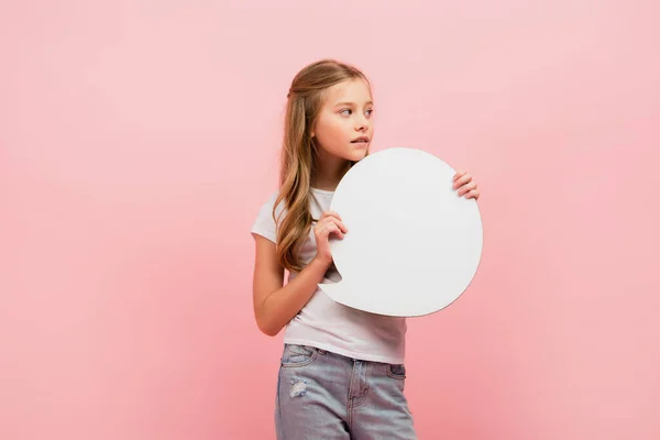 Nachdenkliches Mädchen in weißem T-Shirt und Jeans mit Gedankenblase und isoliertem Blick auf rosa — Stockfoto