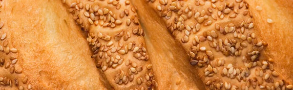 Vue rapprochée de la croûte de pain fraîche au four avec sésame, vue panoramique — Photo de stock
