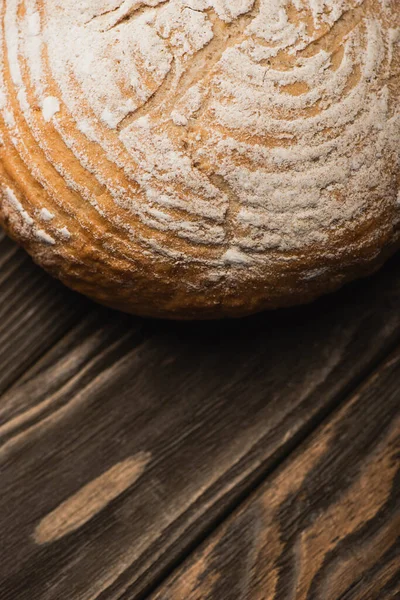 Vista da vicino del pane appena sfornato sulla superficie di legno — Foto stock