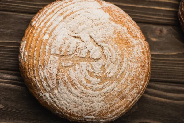 Vue de dessus du pain blanc cuit au four frais sur la surface en bois — Photo de stock