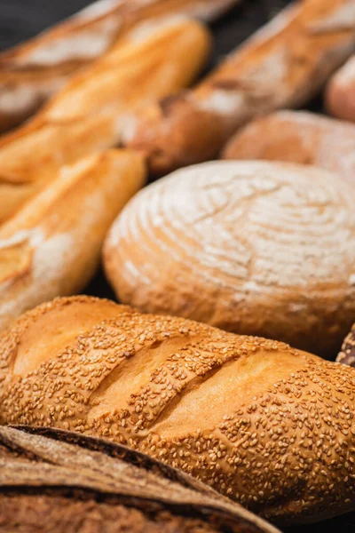Enfoque selectivo de los panes recién horneados - foto de stock