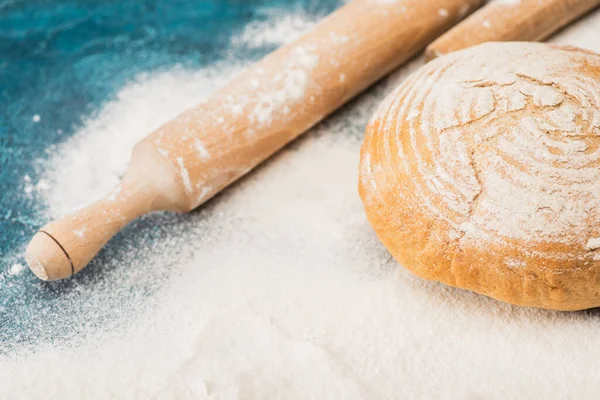 Frisch gebackenes Brot und Nudelholz auf Mehl — Stockfoto